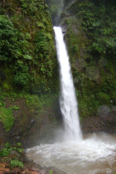 File:Catarata-de-la-paz-Varablanca.JPG