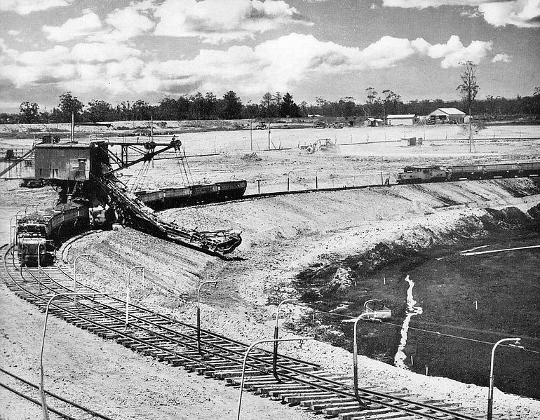 File:Overburden-dredge-yallourn.jpg