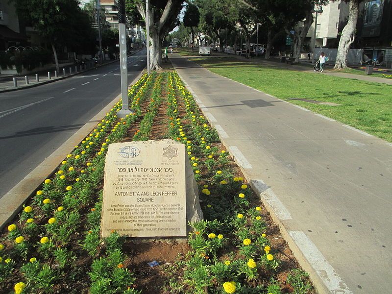 File:Rothschild Boulevard.JPG