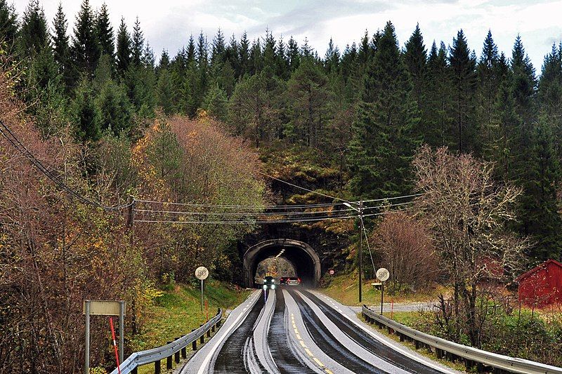 File:Skjodjevågen tunnel.jpg