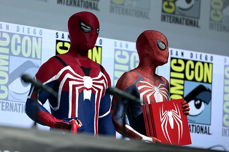 File:Spider-Man cosplayers (42882902284).jpg