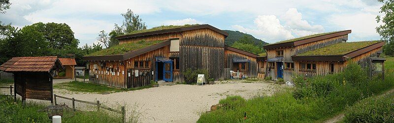 File:Vogelschutzzentrum Gebäude.jpg