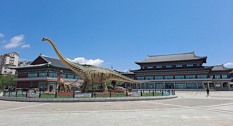 File:Yanji Dinosaur Museum.jpg