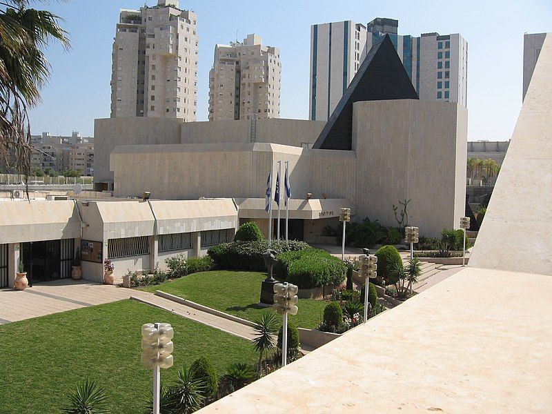 File:Ashdod Yad-le-Banim.JPG