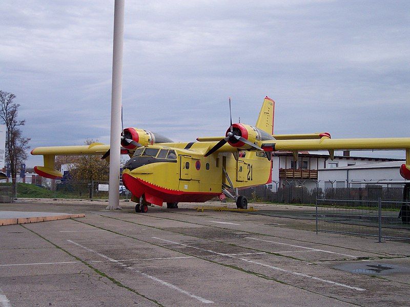 File:Canadair CL-215 vl.jpg