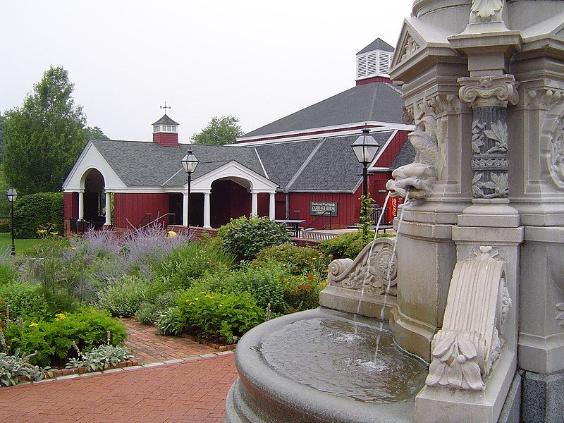 File:Carriage fountain LIM.jpg