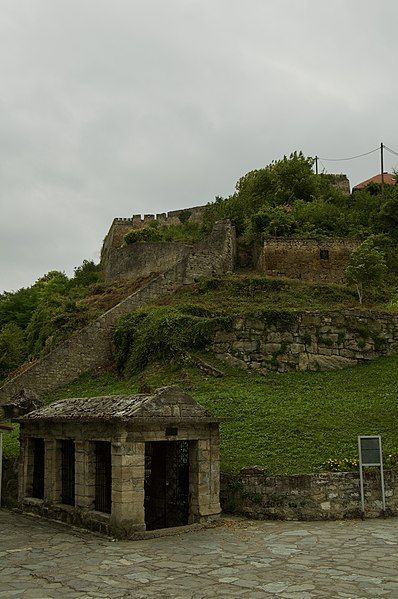 File:Catacombes de Jajce.jpg