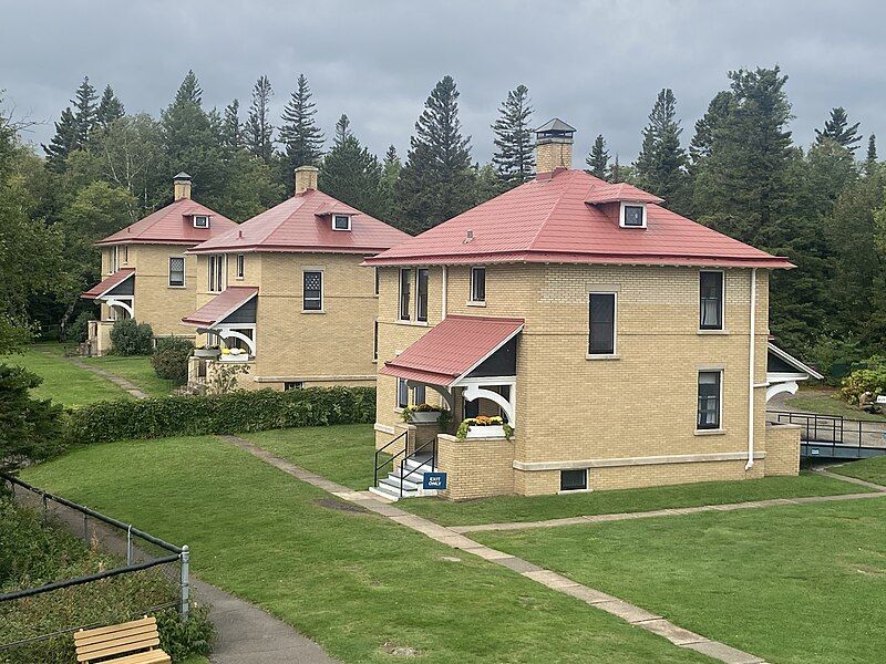 File:Lighthouse keepers' homes.jpg