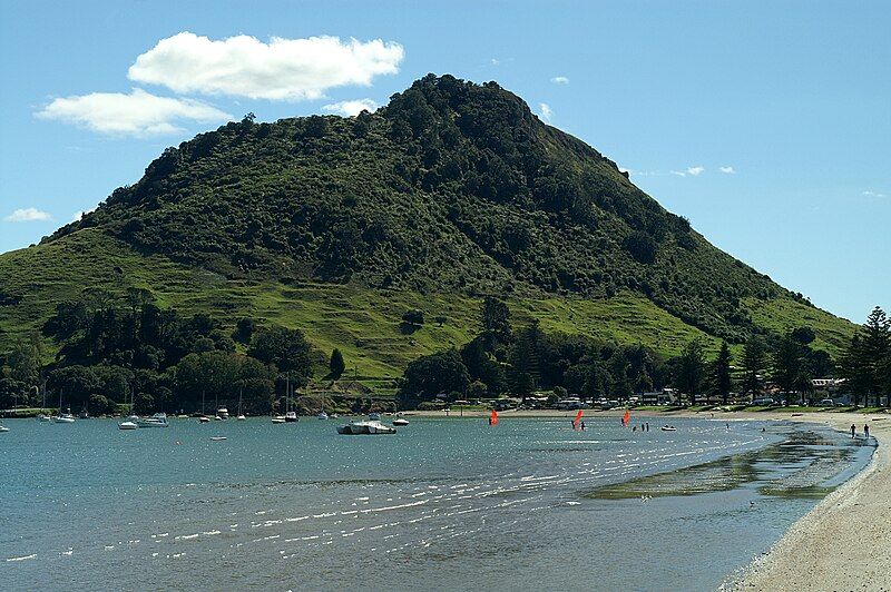 File:Mauao and Beach.JPG