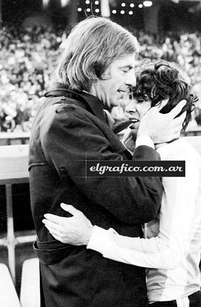 File:Menotti abrazo olguin.jpg