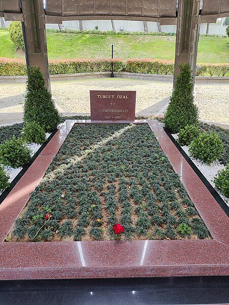 File:Turgut Ozal tomb.jpg