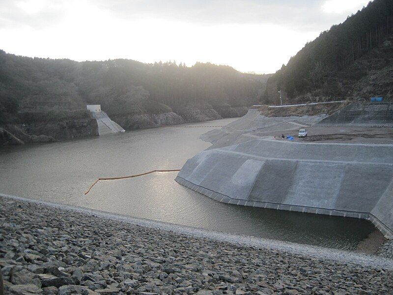 File:ダム完成後も水がたまらない大蘇ダム（阿蘇・産山村）2012年3月25日.JPG