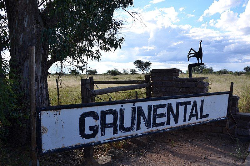 File:Farmeingang Grünental (Namibia).jpg