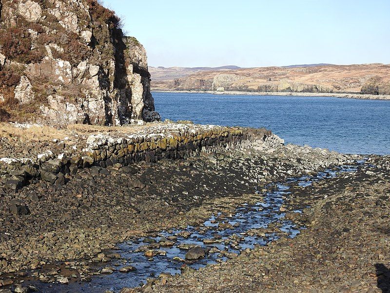 File:Fiskavaig Bay Pier.jpg