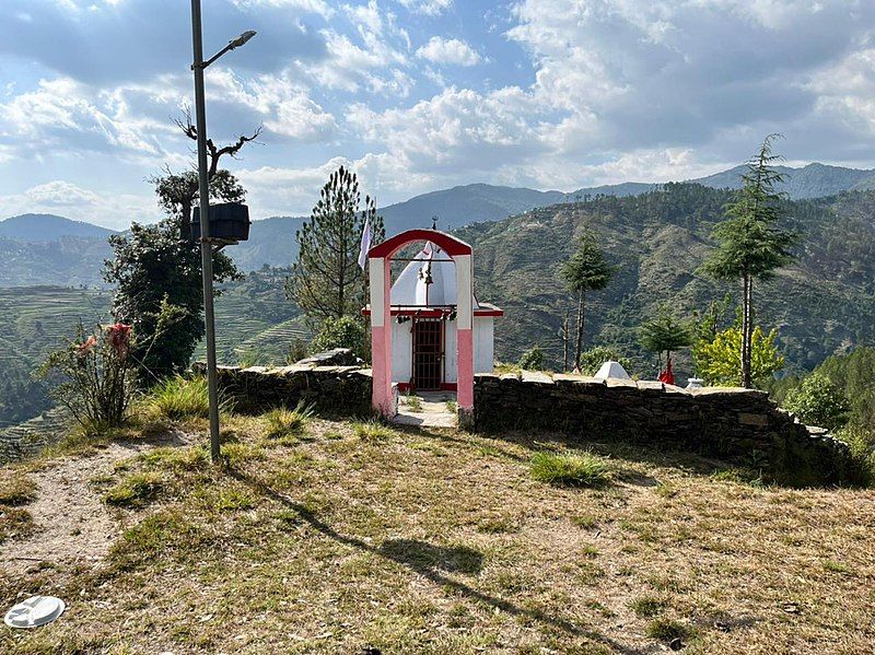 File:Gadkhark village temple.jpg