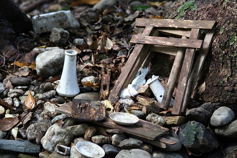 File:Gekū shrine artifacts.jpg