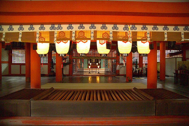 File:ItsukushimaAltar7433.jpg