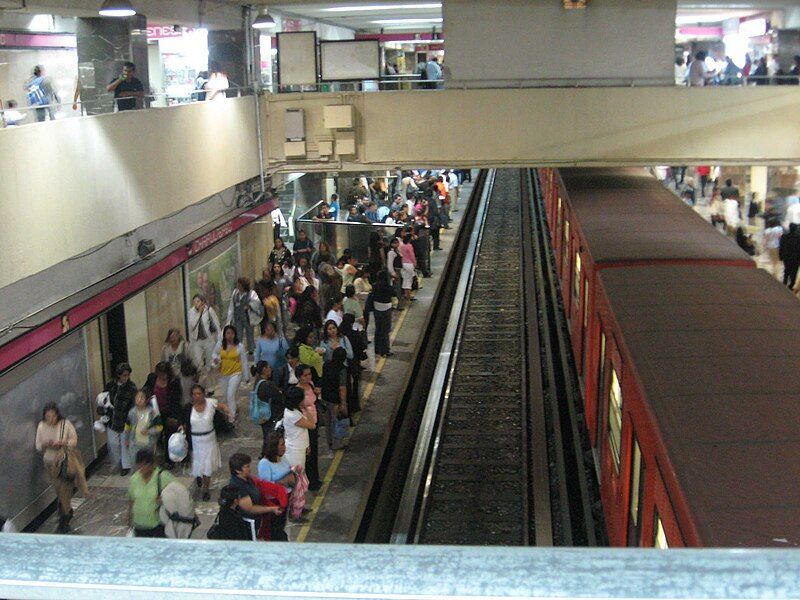 File:MetroChapultepecTrack.JPG