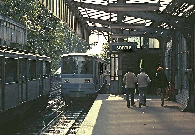 File:Metro lachapelle paris.jpg