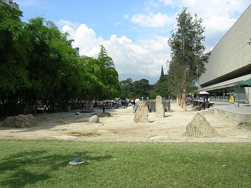 File:Parque Pies Descalzos-Arenal-Medellin.JPG