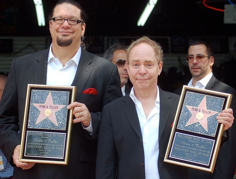 File:PennFraserJillette&RaymondJosephTellerHWOFApr2013.jpg