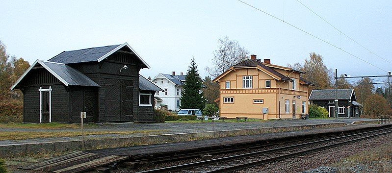 File:Reinsvoll railway station.jpg