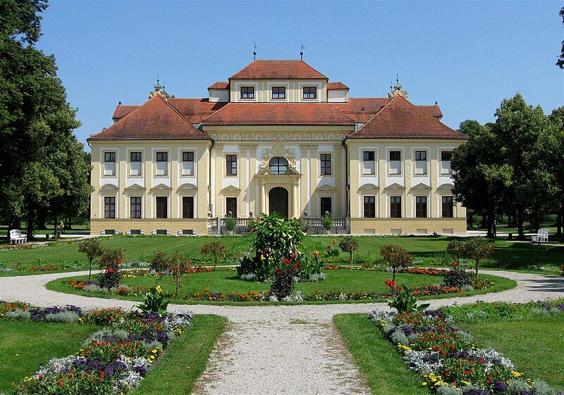 File:Schloss Lustheim Gartenseite-1.jpg