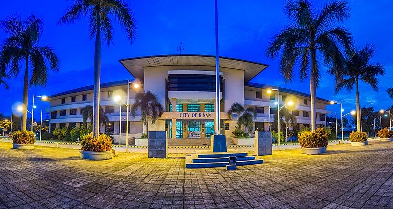 File:Biñan City Hall.jpg