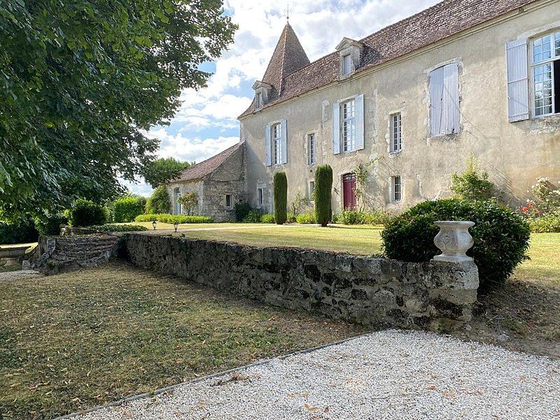 File:Château de Ségur.jpg