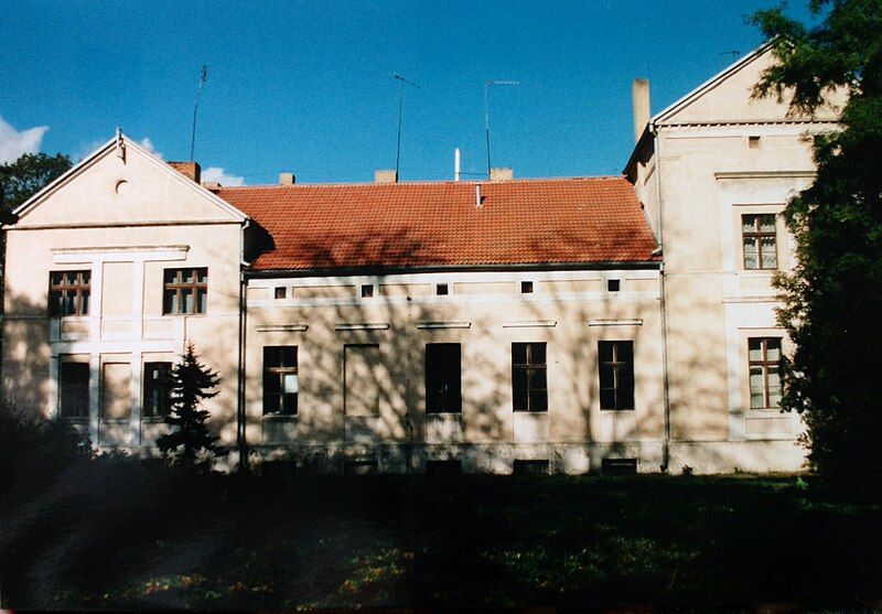 File:Herrenhaus Tupadły.jpg