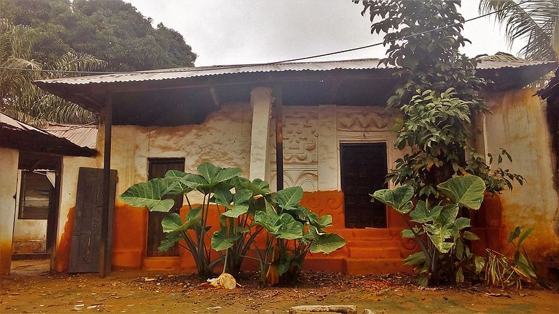 File:Kentikrono Shrine, Kumasi.jpg