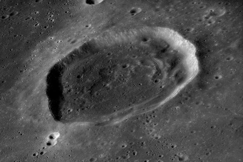 File:Lassel crater AS16-P-5401.jpg