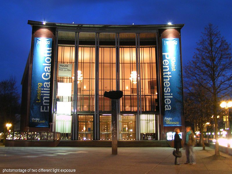 File:Schauspielhaus Bochum, Nachtaufnahme.JPG