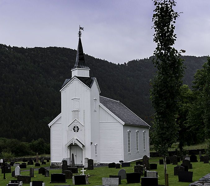 File:Vågstranda kyrkje.jpg