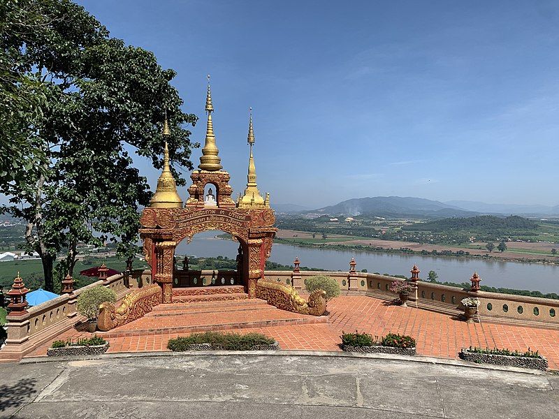 File:สามเหลี่ยมทองคำ วัดพระธาตุผาเงา 02.jpg