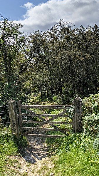 File:Ashcombe bottom entrance.jpg