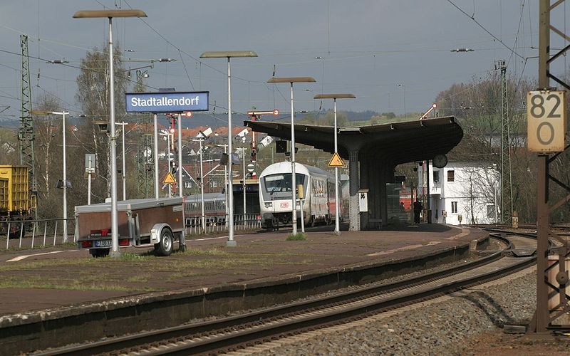 File:Bahnsteige Stadtallendorf.jpg