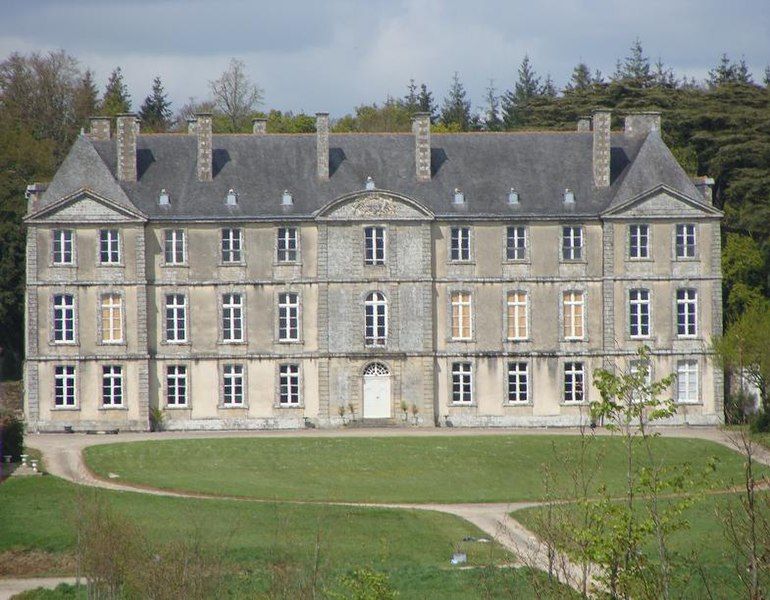 File:Château de Loyat.jpg