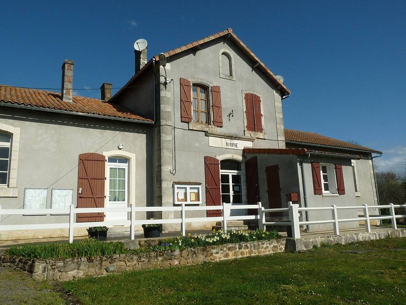 File:Genouillac mairie.JPG