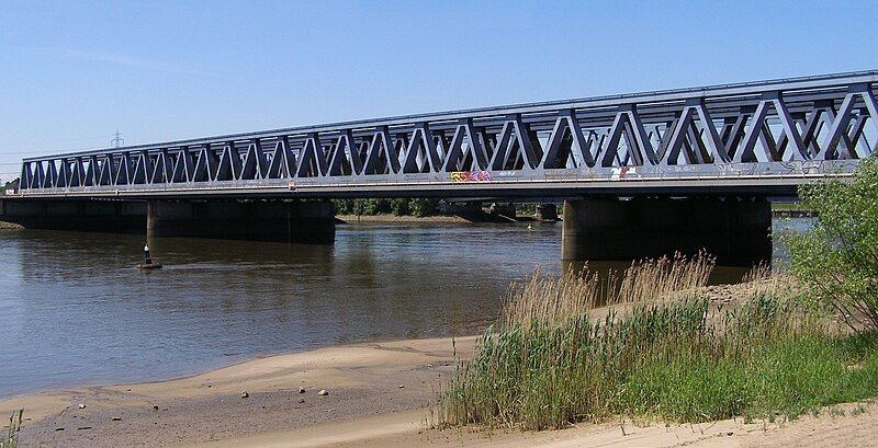 File:Harburger Eisenbahnbrücke 2013-06-07.jpg