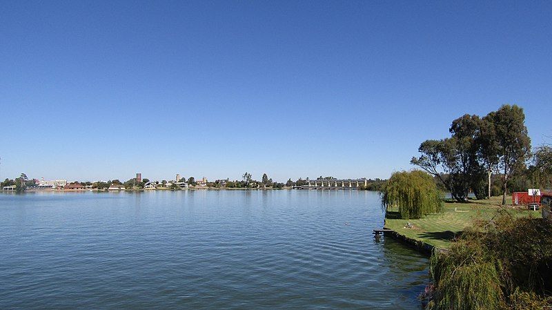 File:Lake Mulwala Parks.JPG