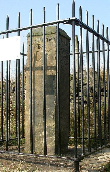 File:Milestone, Thurstonland Road.jpg