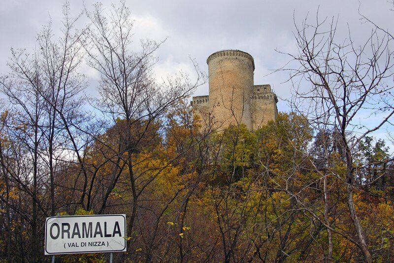 File:Oramala castello.jpg