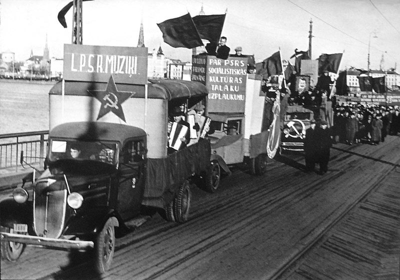 File:Riga. Parade. November-7-1940.jpg