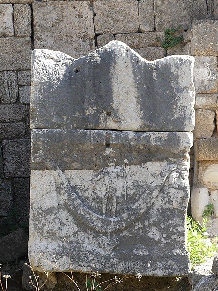 File:TyreAlBassRomanByzantineNecropolis SarcophagusBoatRelief RomanDeckert19112019.jpg