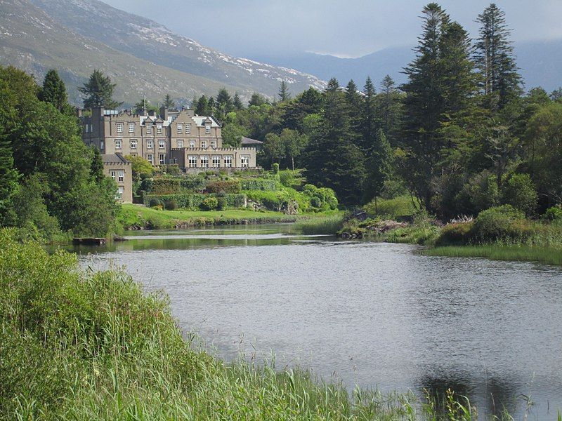 File:Ballynahinch Castle (6047970360).jpg