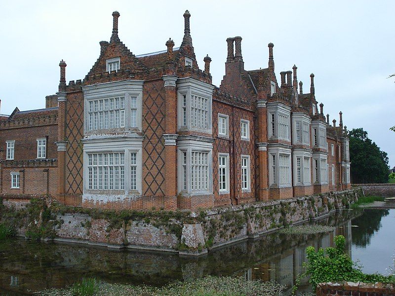 File:Helmingham Hall 2.jpg