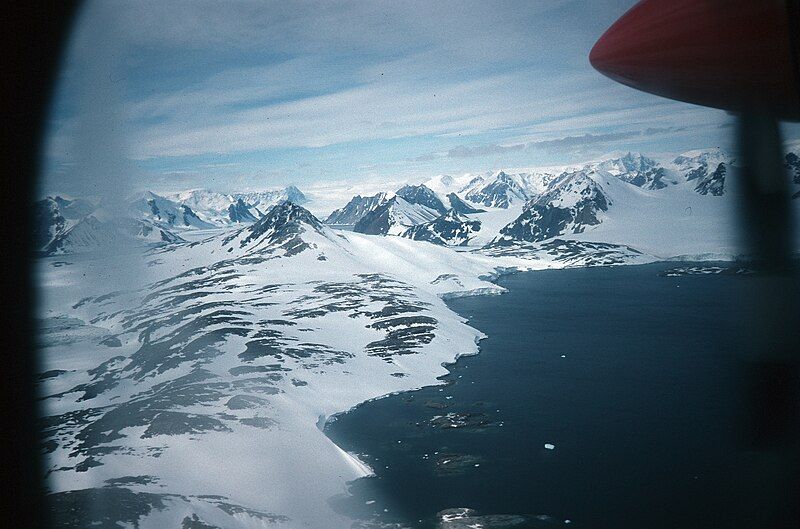 File:Lystad Bay, Antarctica.jpg