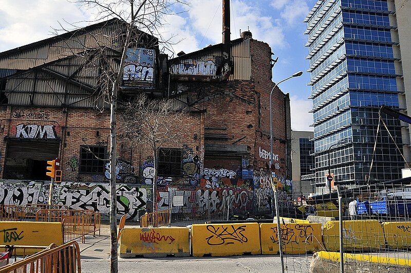 File:Poblenou-Contrasts.jpg