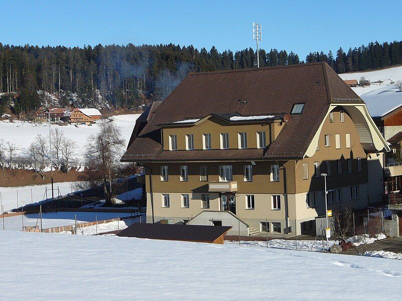 File:Schulhaus-Oberthal-Winter-2012.jpg